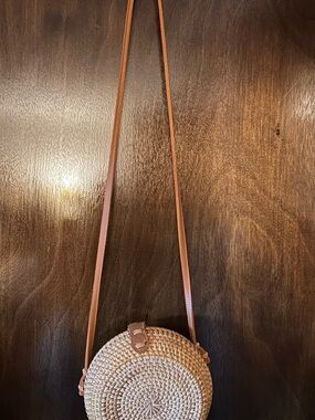 Round 8” Woven Crossbody Bag - Tan